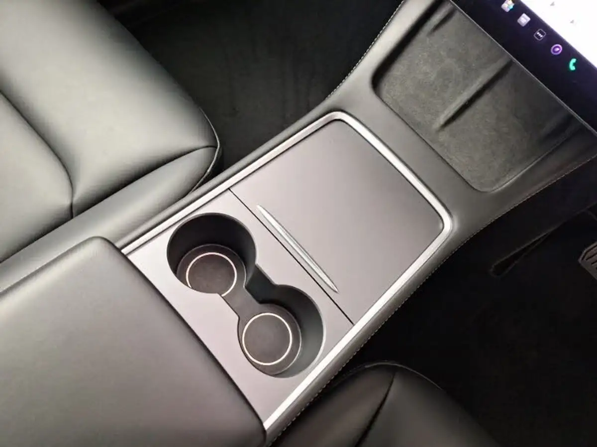 2022-tesla-model-y-e-long-range-big-10