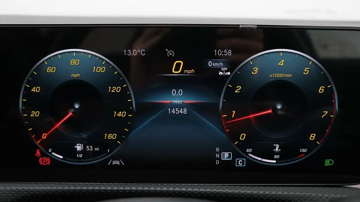 2023-mercedes-benz-cla-13-cla-200-amg-line-premium-plus-night-edition-coupe-4d-big-10