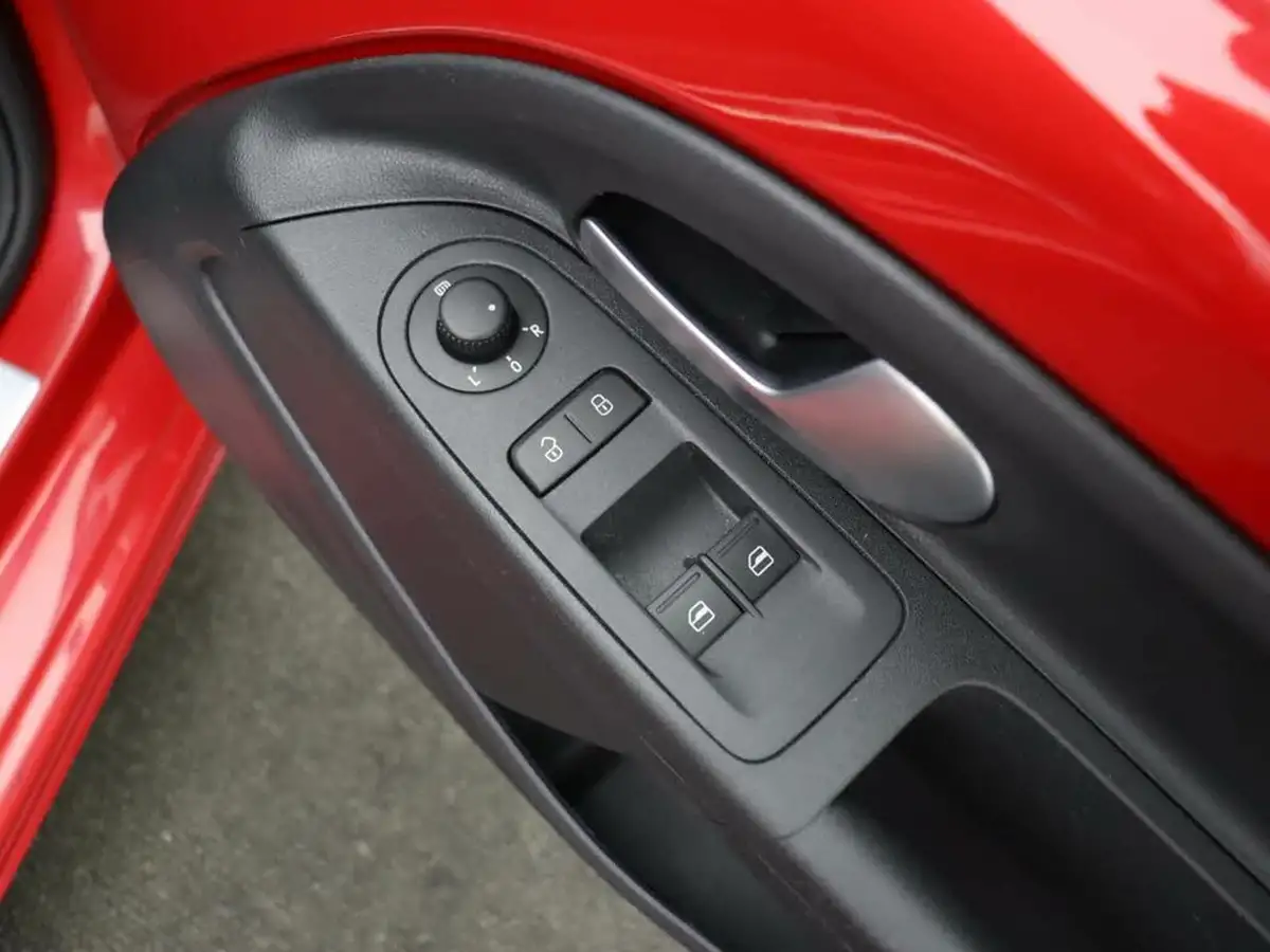2018-volkswagen-up-10-gti-3d-big-22