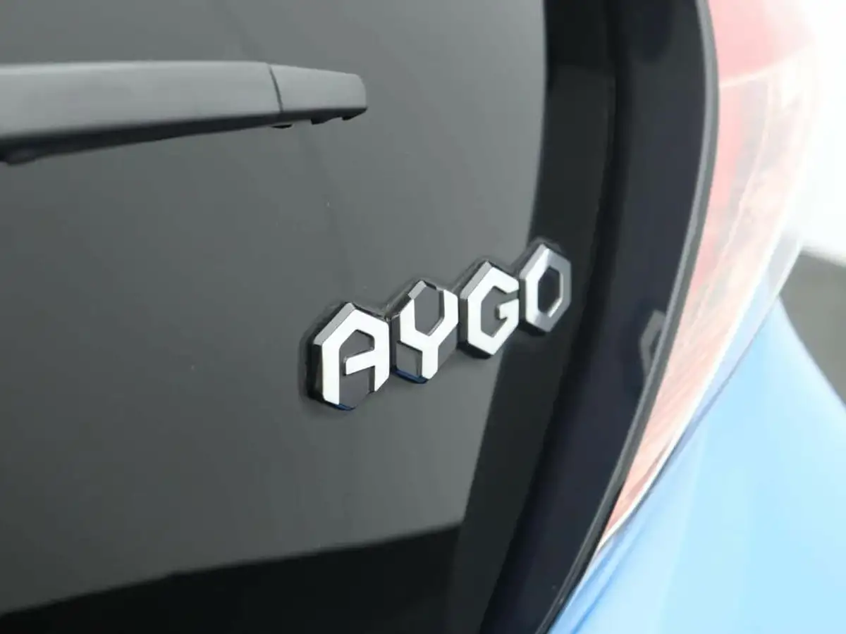 2016-toyota-aygo-10-vvt-i-x-cite-2-cyan-5d-big-41