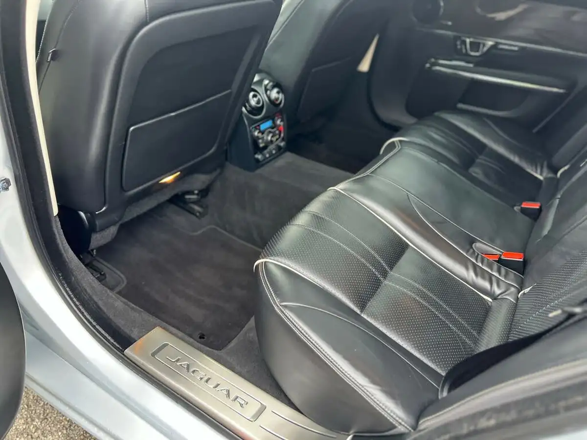 2017-jaguar-xj-series-30td-xj-premium-luxury-lwb-big-40