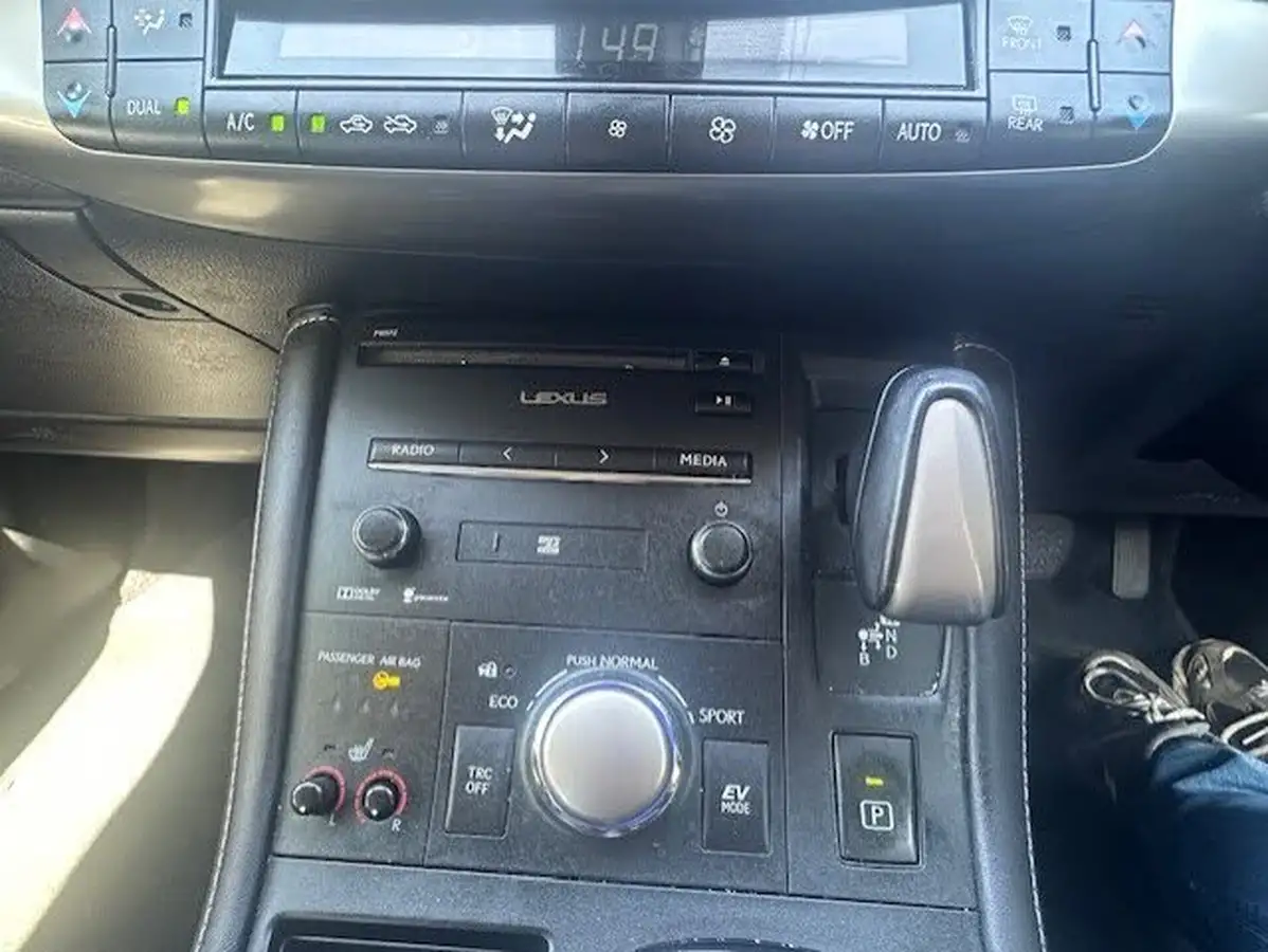 2014-lexus-ct-200h-18-luxury-big-13