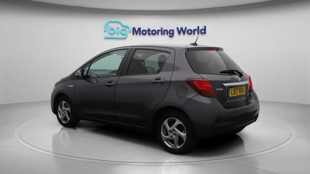 2017-toyota-yaris-15-vvt-i-icon-hybrid-big-5