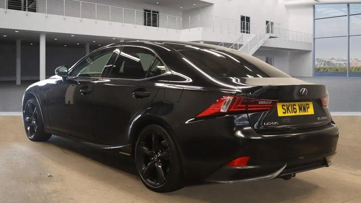 2016-lexus-is-300h-25-sport-big-9