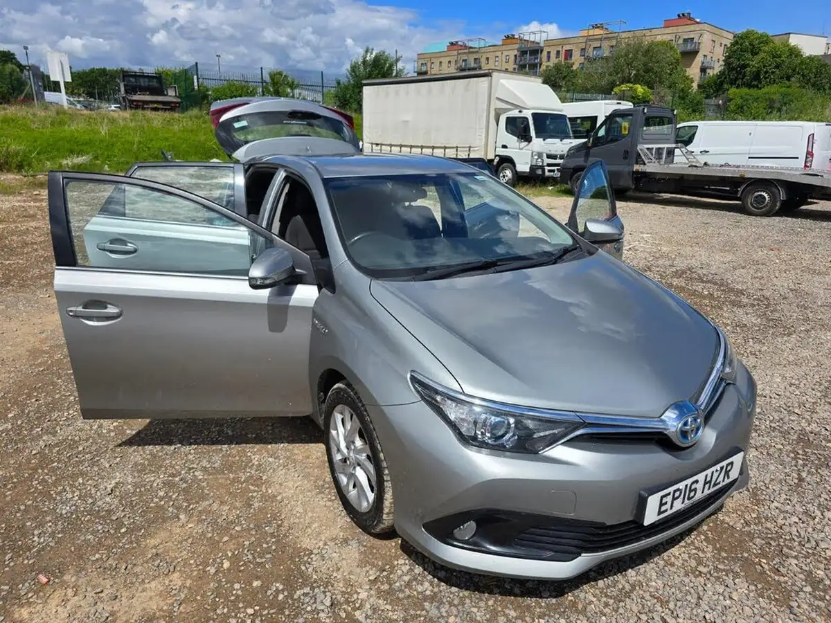 2016-toyota-auris-18-vvt-i-hsd-icon-hatchback-big-5