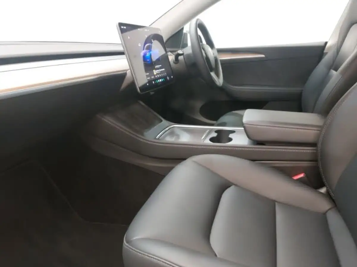 2022-tesla-model-y-e-long-range-big-4