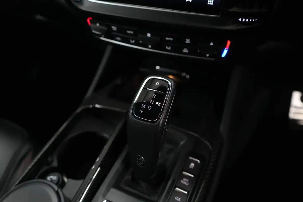 2021-maserati-levante-38-trofeo-big-33