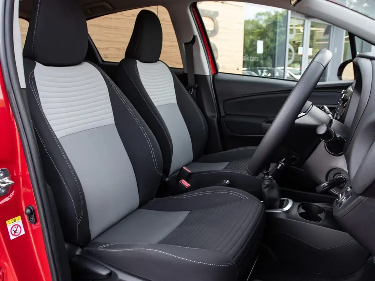 2017-toyota-yaris-15-vvt-i-design-panoramic-roof-1497cc-big-28