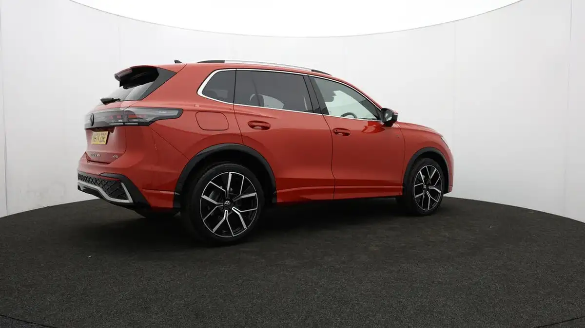 2024-volkswagen-tiguan-15-etsi-r-line-big-39