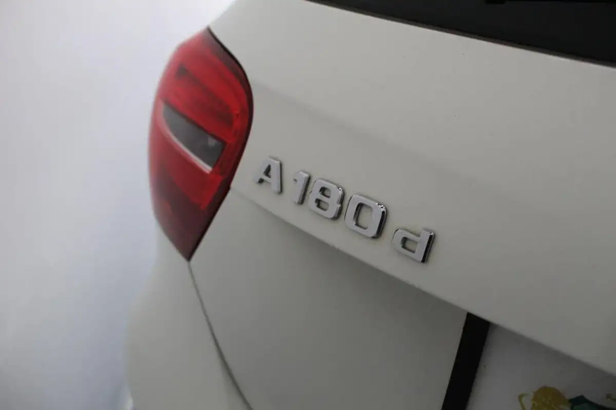 2017-mercedes-benz-a-class-15d-a180d-amg-line-ss-big-16