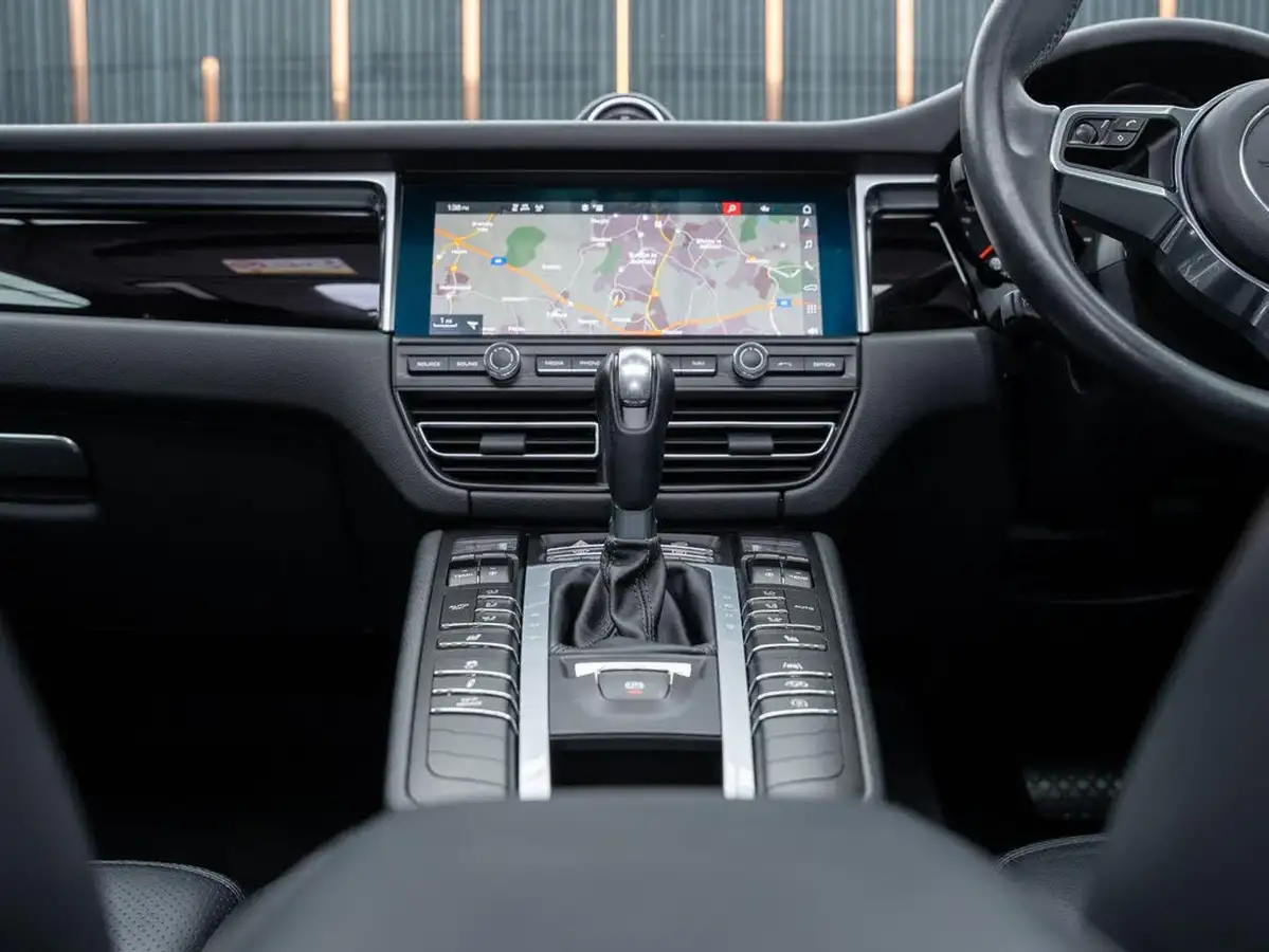 2020-porsche-macan-29-v6-turbo-big-37