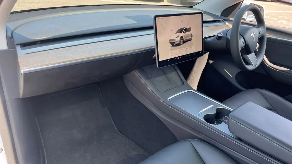 2024-tesla-model-y-e-rwd-big-9