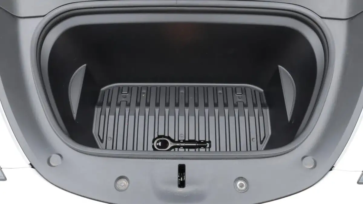 2024-tesla-model-y-e-performance-big-19