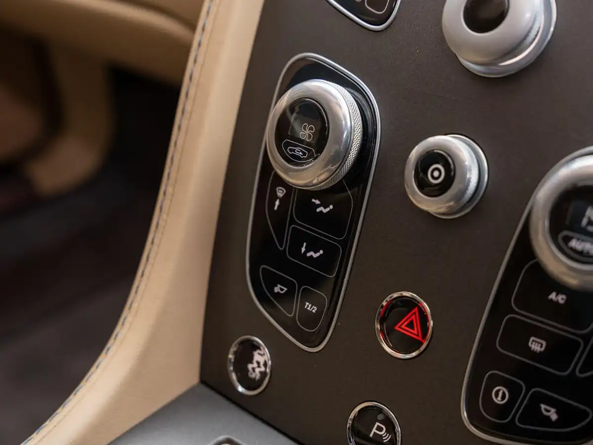 2016-aston-martin-vantage-47-v8-vantage-coupe-sportshift-big-25