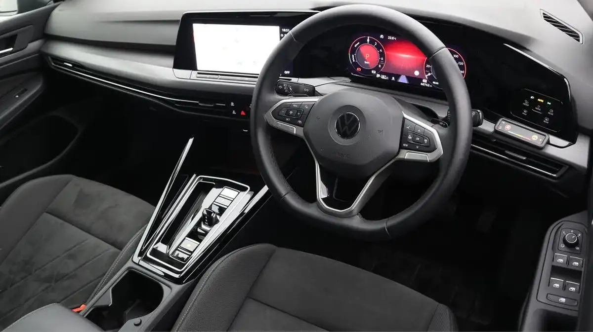 2023-volkswagen-golf-14-tsi-ehybrid-style-big-9