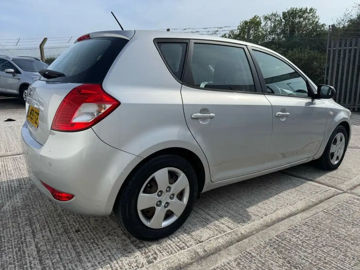 2009-kia-ceed-14-1-big-8