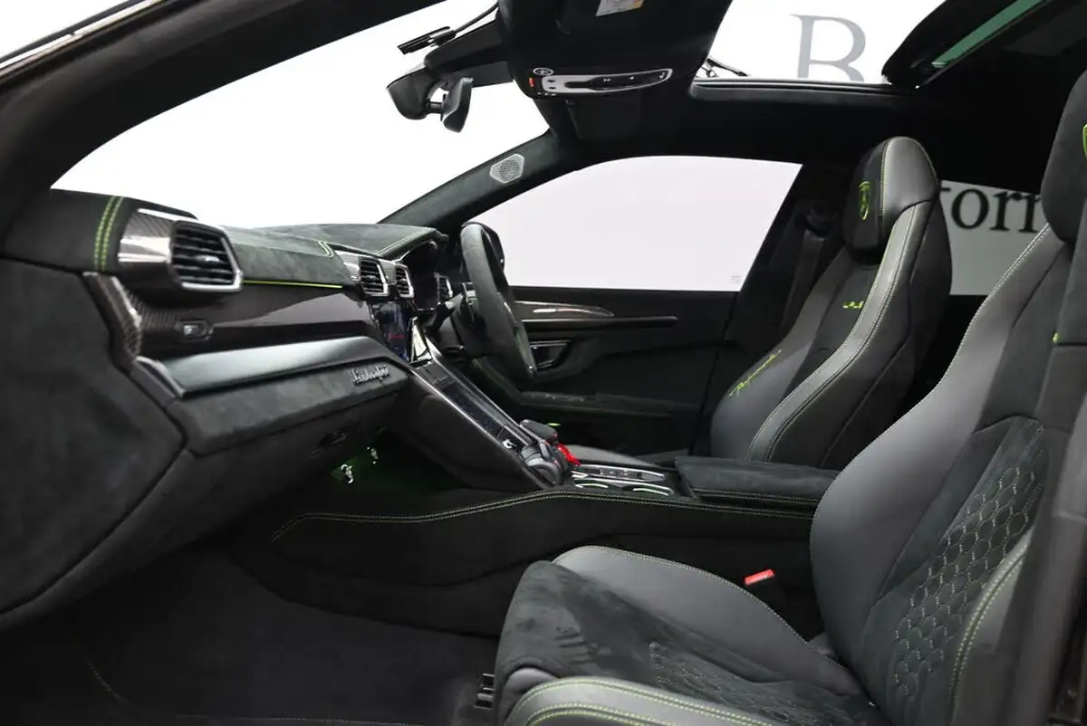 2023-lamborghini-urus-40-no-trim-big-32