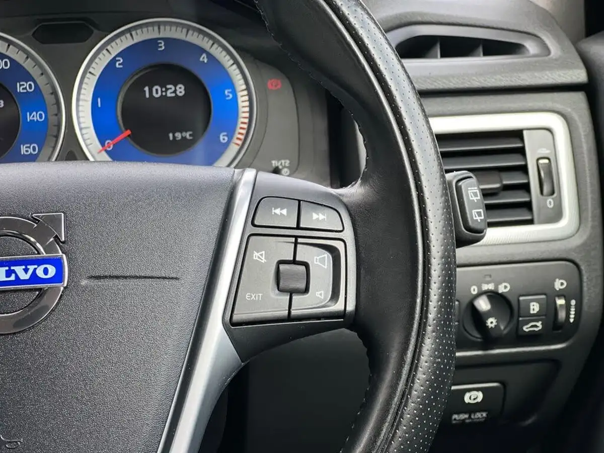 2013-volvo-v70-16td-d2-r-design-big-26