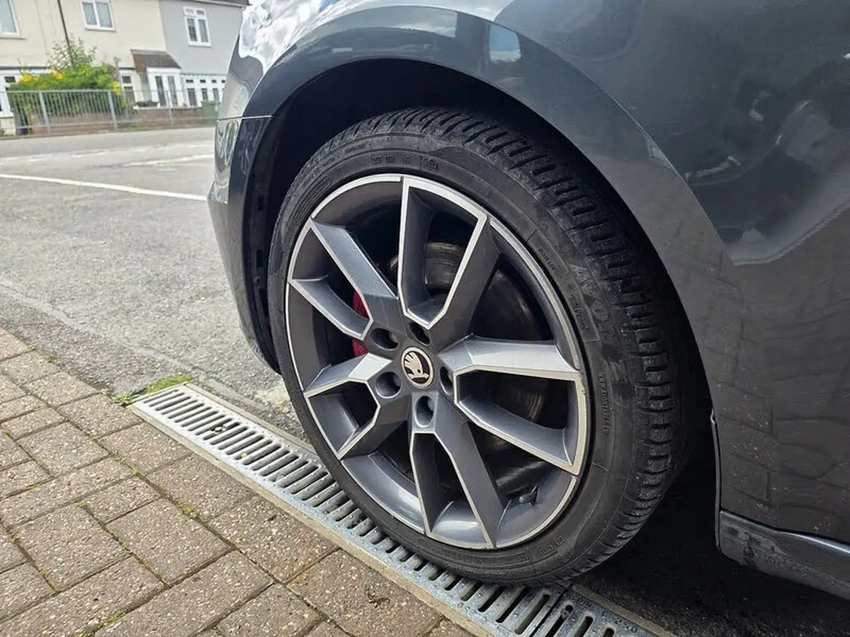 2017-skoda-octavia-20tdi-vrs-estate-big-10