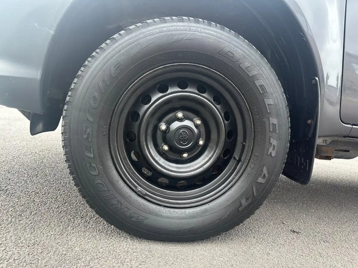 2019-toyota-hi-lux-24d-4d-active-150hpeu6dt-e-32t-double-pick-up-big-17