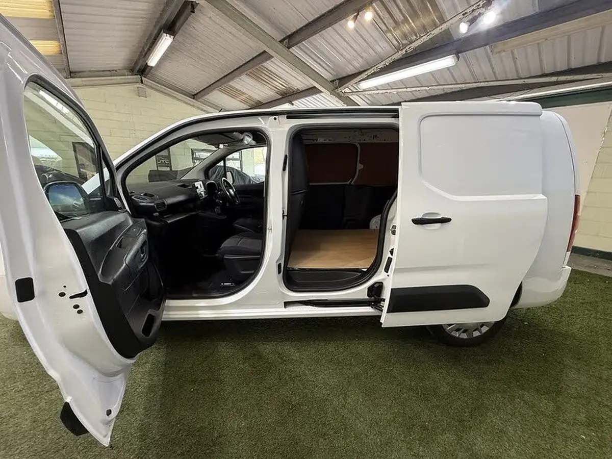 2020-vauxhall-combo-15cdti-sportive-2300-100pseu6d-t-l2h1-panel-big-35