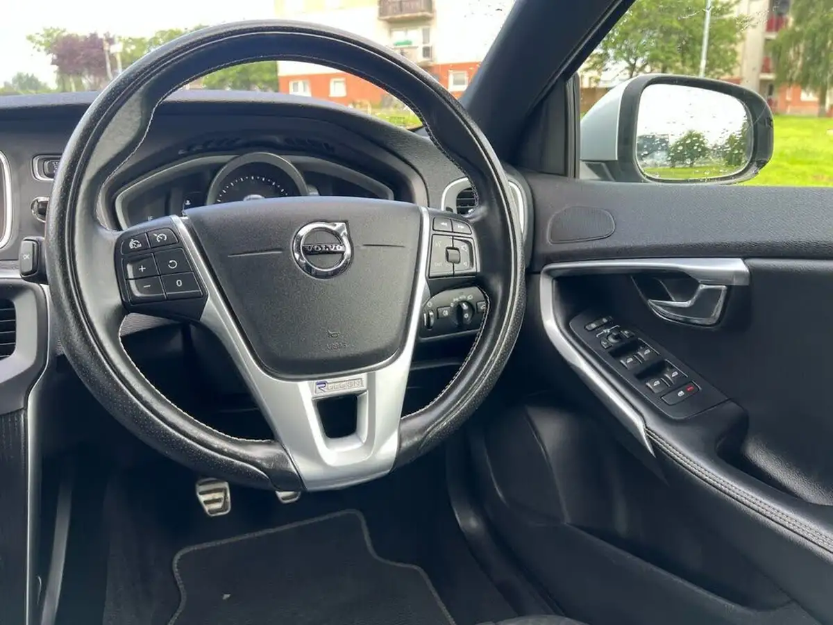 2018-volvo-v40-20td-d2-r-design-pro-big-15