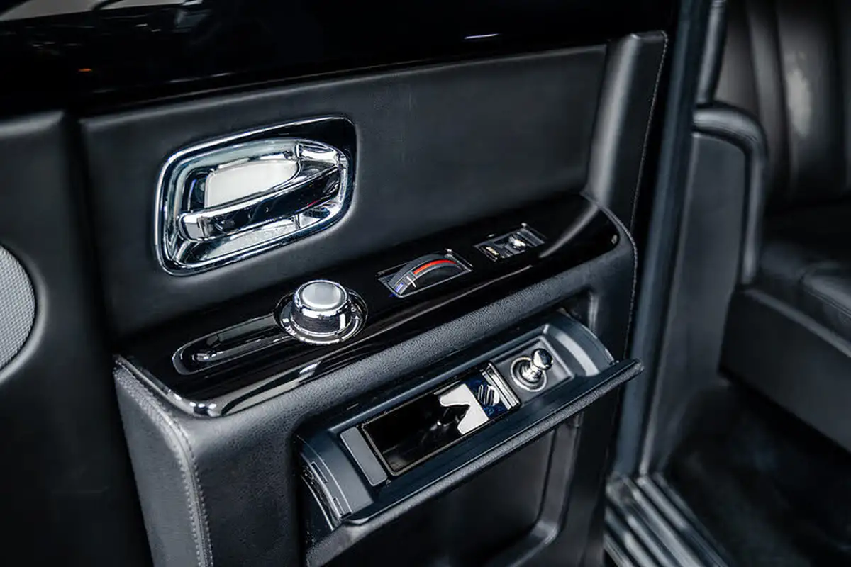 2012-rolls-royce-phantom-67-big-27