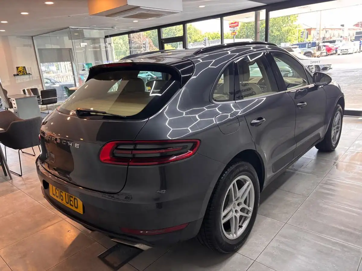 2016-porsche-macan-20-big-11