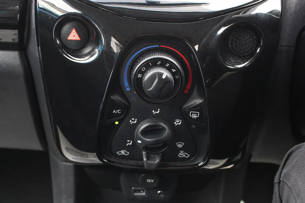 2015-toyota-aygo-10-vvt-i-x-cite-2-68bhp-x-tra-convenience-5d-big-38