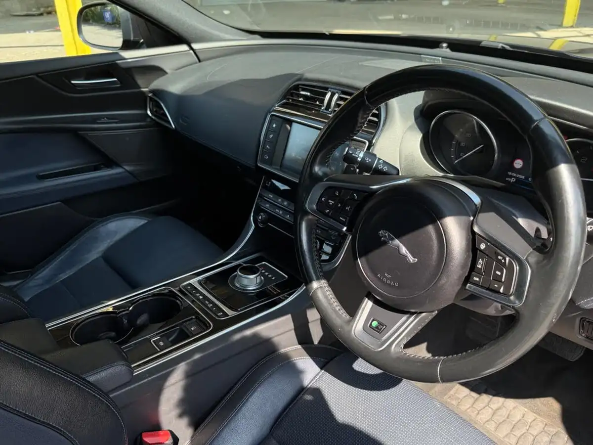2015-jaguar-xe-20td-r-sport-163ps-auto-big-27