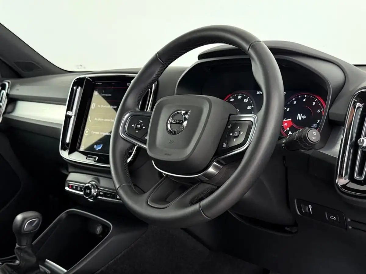 2021-volvo-xc40-15-t3-momentum-161bhp-big-13
