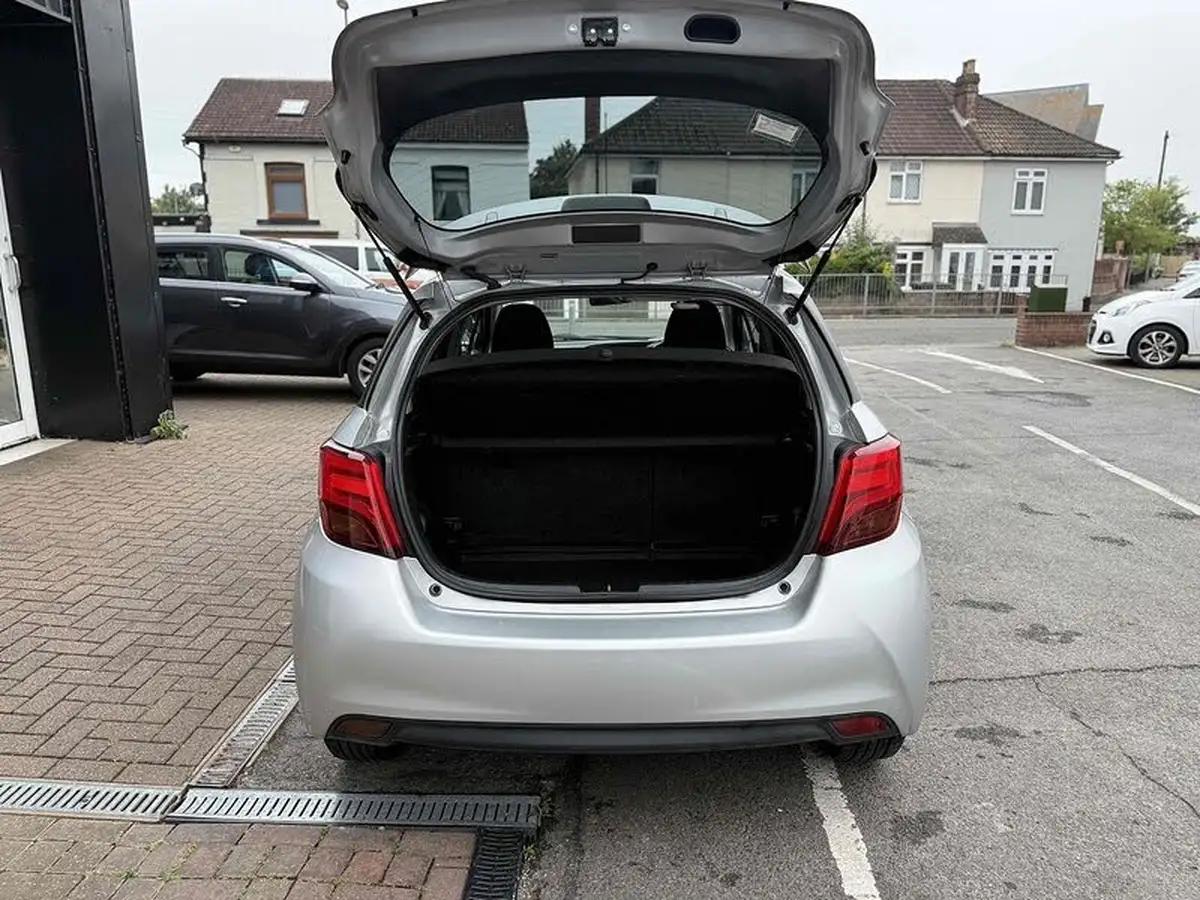 2015-toyota-yaris-15-vvt-i-sport-hybrid-big-20