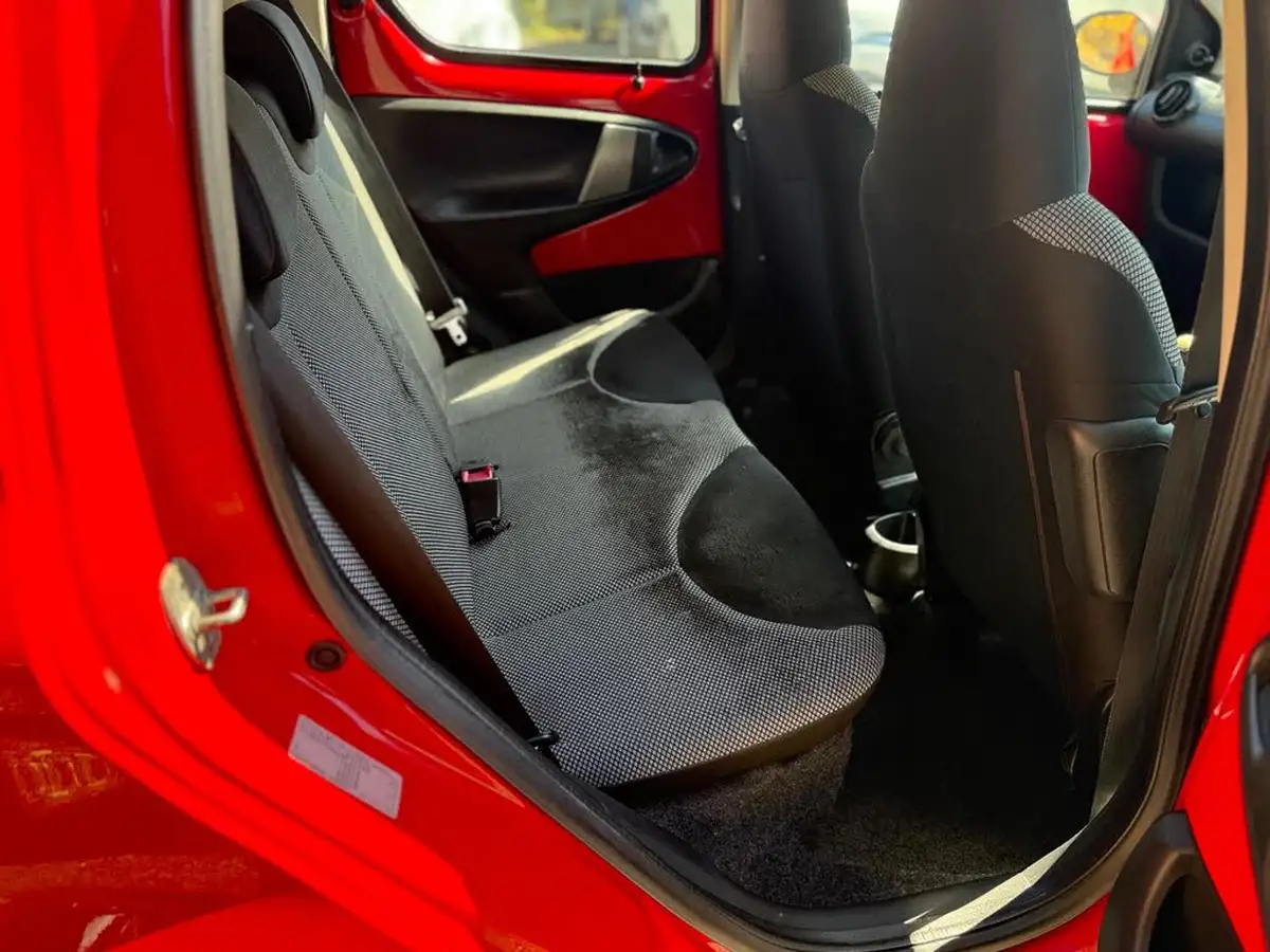 2014-toyota-aygo-10-move-5d-big-30