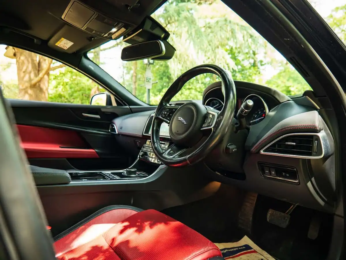 2016-jaguar-xe-20i-r-sport-240ps-big-9