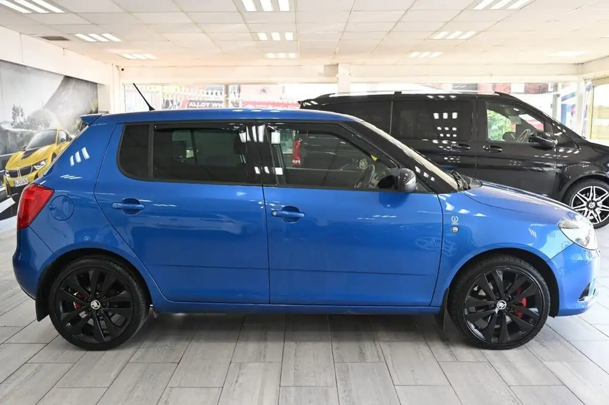 2014-skoda-fabia-14-vrs-hatchback-big-2