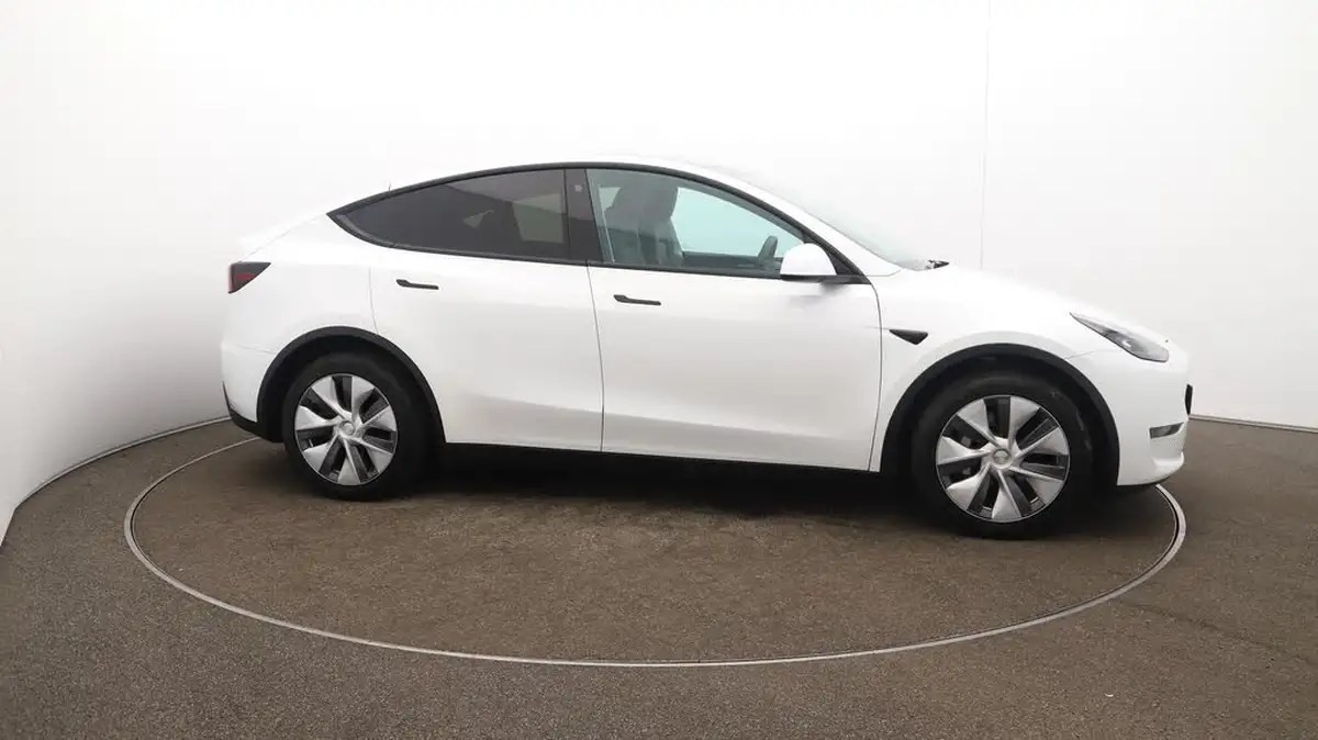 2022-tesla-model-y-e-long-range-big-50