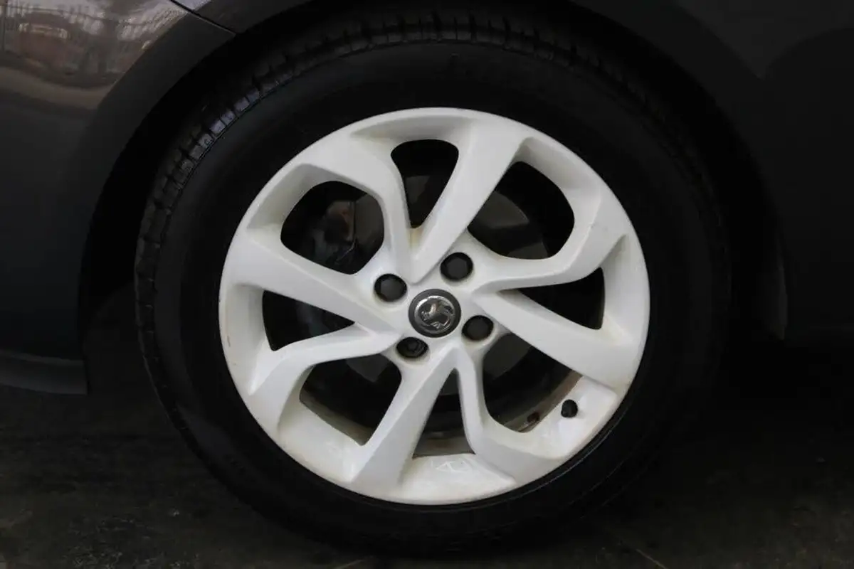 2015-vauxhall-corsa-14-sting-3d-big-8