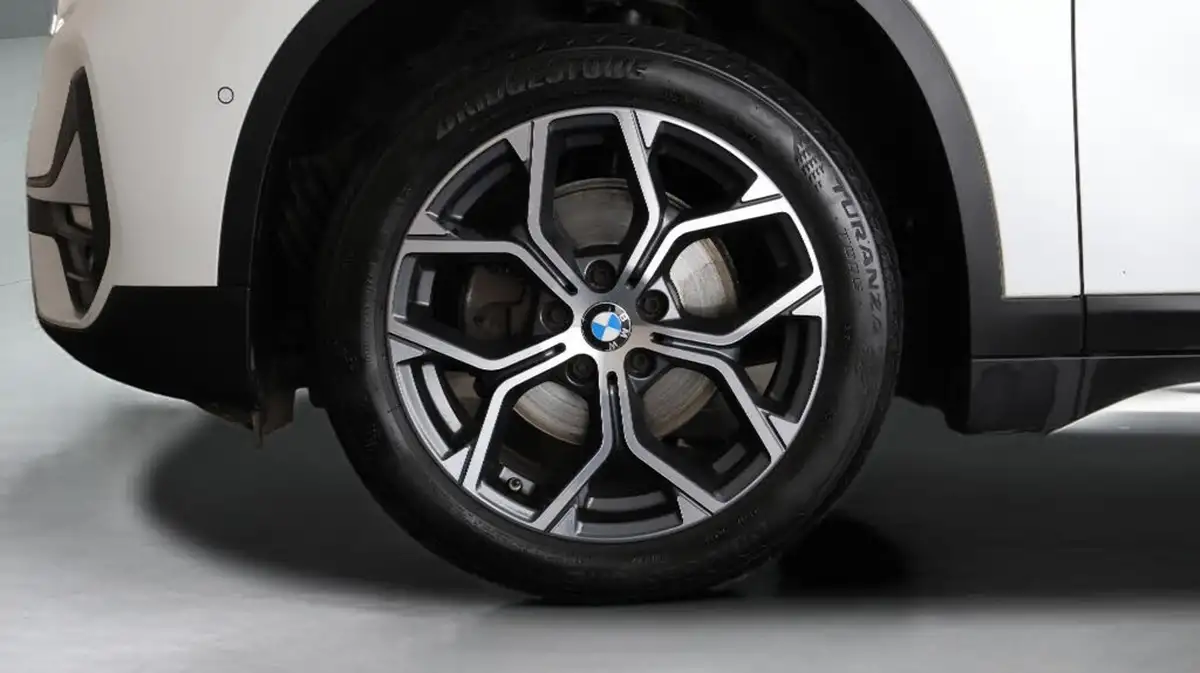 2021-bmw-x1-20td-sdrive18d-xline-big-18