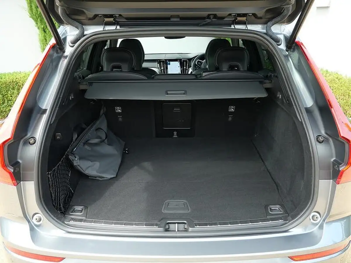 2021-volvo-xc60-20-t6-r-design-340bhp-big-26