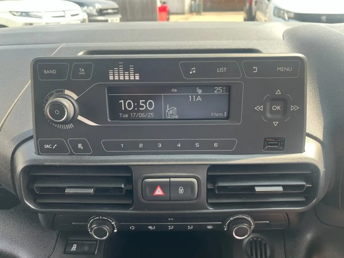 2022-toyota-proace-city-15d-active-big-35