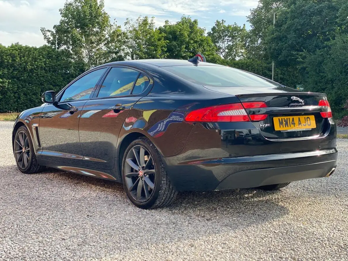 2014-jaguar-xf-22td-r-sport-200ps-saloon-4d-big-3