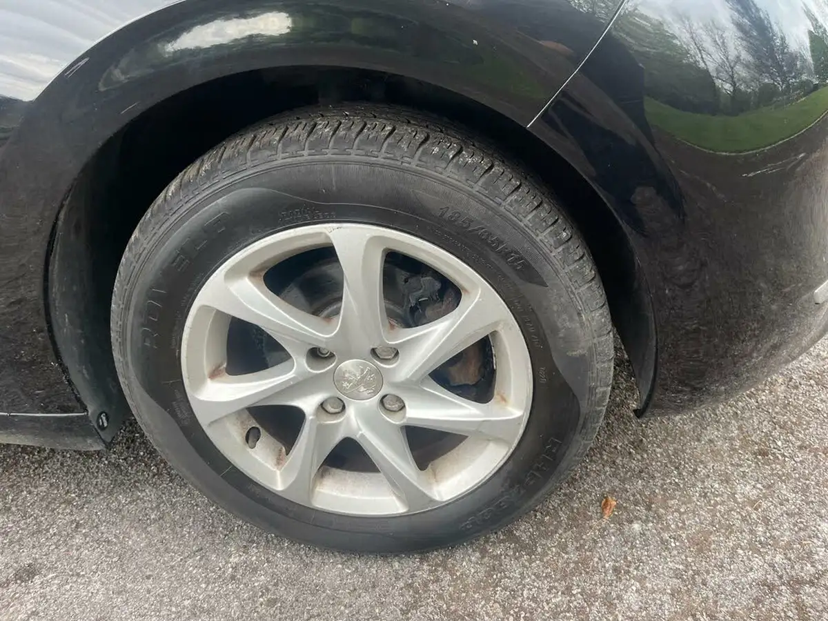 2015-peugeot-208-12-style-puretech-3d-big-63