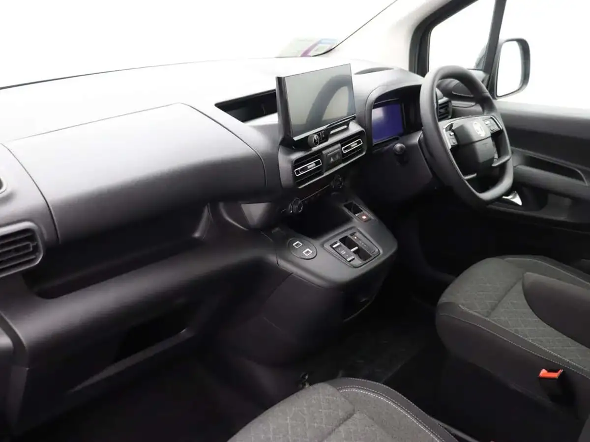 2024-vauxhall-combo-life-e-design-xl-big-10