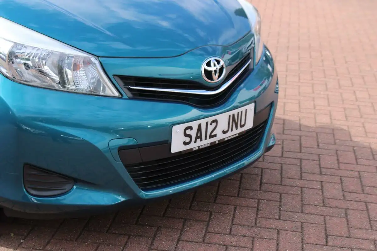 2012-toyota-yaris-133-tr-vvt-i-5d-big-2