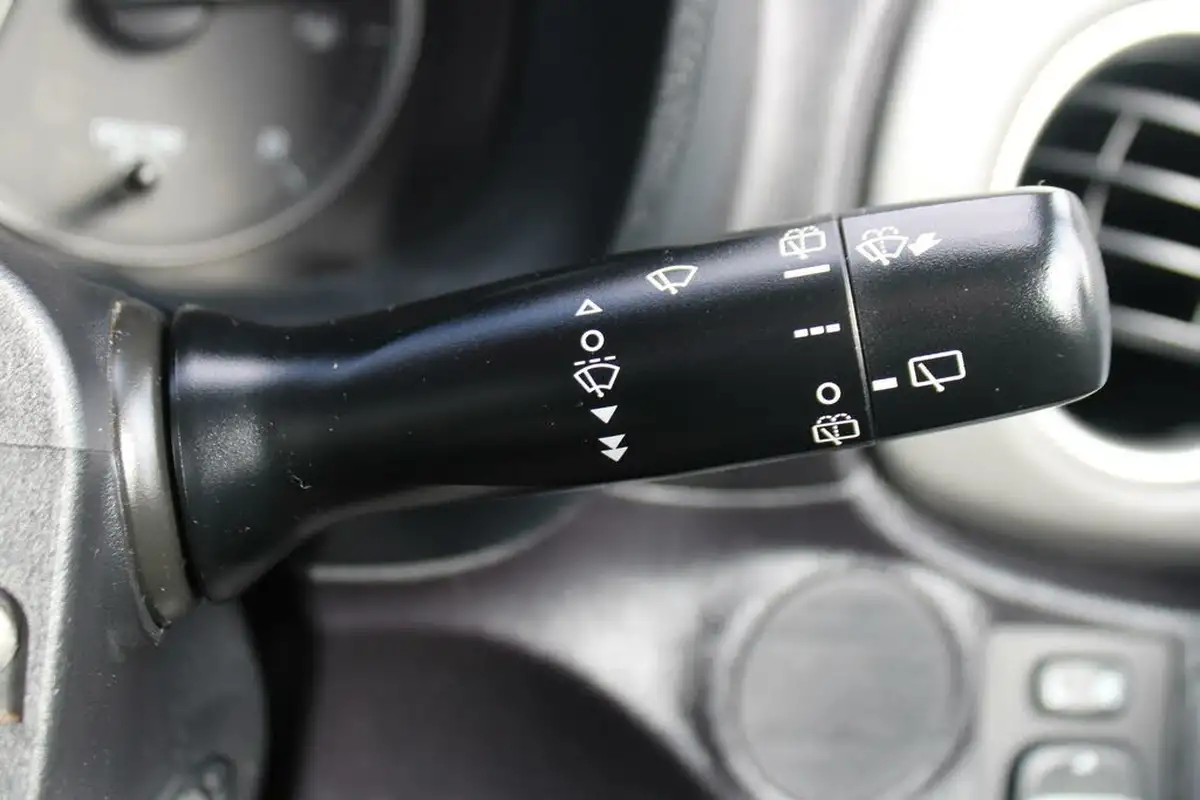 2012-toyota-yaris-133-tr-vvt-i-5d-big-26