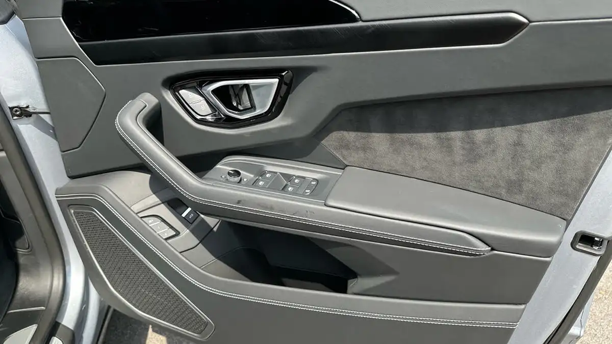 2024-lamborghini-urus-40-no-trim-big-13