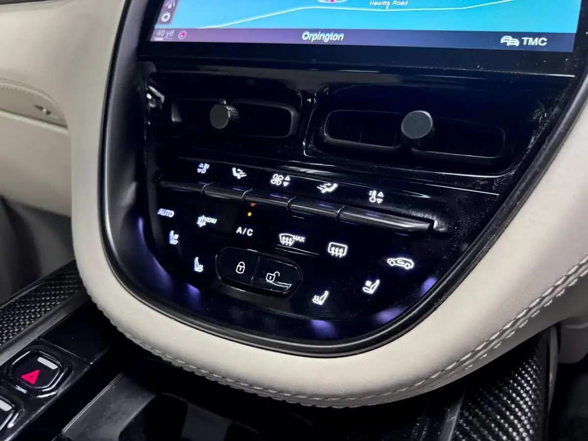 2021-aston-martin-dbx-40-v8-big-32
