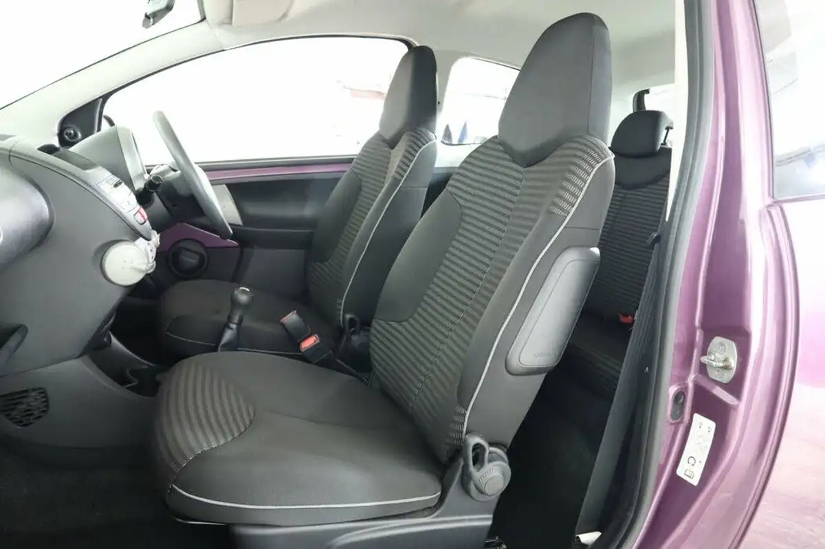 2013-peugeot-107-10-active-3d-big-22