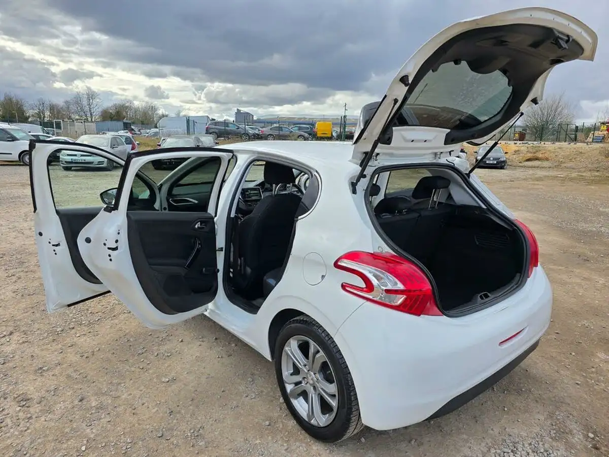 2014-peugeot-208-12-allure-ss-5d-egc-big-10