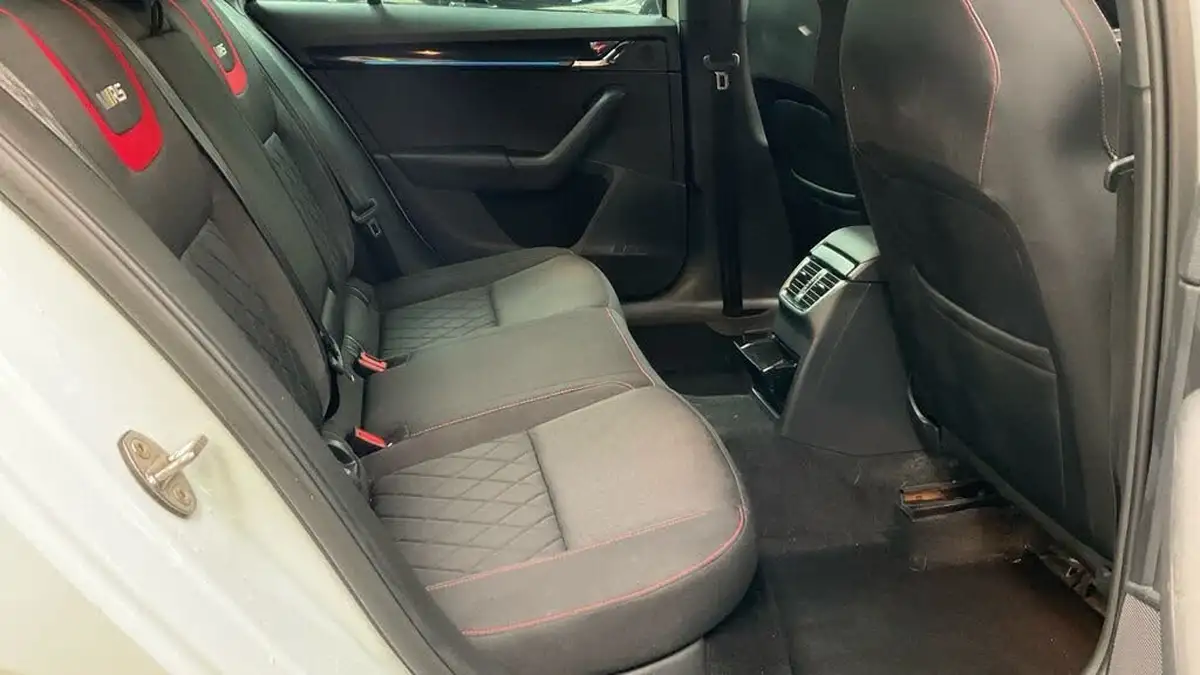 2019-skoda-octavia-20-tsi-vrs-estate-big-7